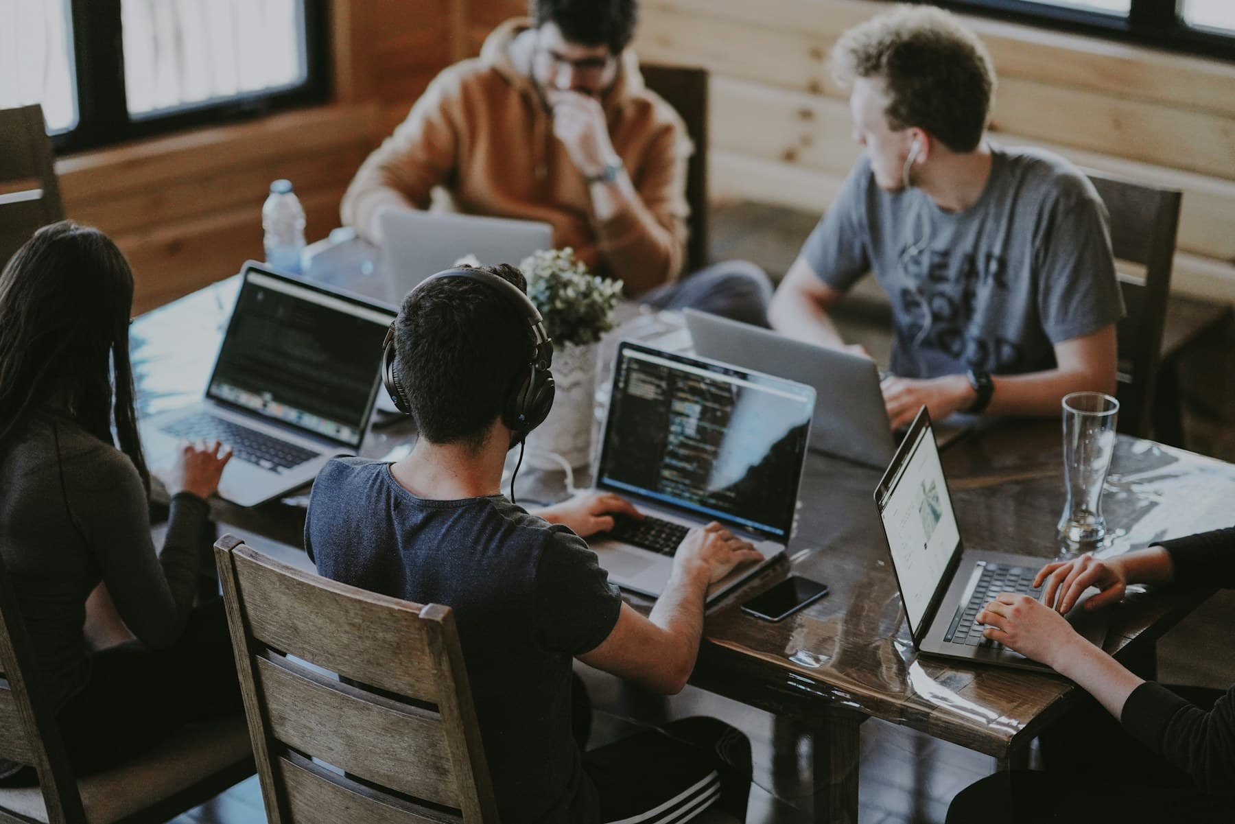 Équipe digitale travaillant ensemble sur un projet